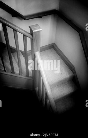 Holztreppe und Teppichboden im zweistöckigen Haus Stockfoto