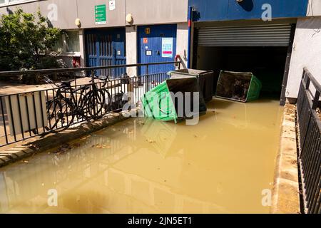 Eine berstende Wasserleitung verursachte eine Überschwemmung im Jahr 4ft in der Hornsey Road, im Finsbury Park im Londoner Stadtteil Islington Stockfoto