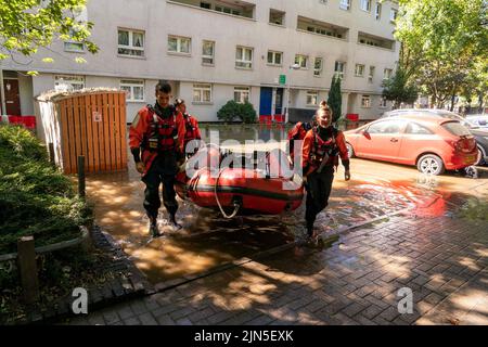 Eine berstende Wasserleitung verursachte eine Überschwemmung im Jahr 4ft in der Hornsey Road, im Finsbury Park im Londoner Stadtteil Islington Stockfoto