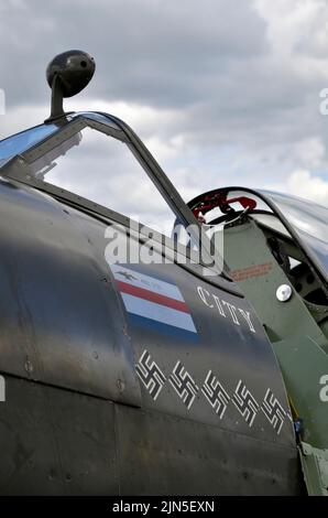 supermarine spitfire Cockpit mit markierten Hakenkreuzen Stockfoto