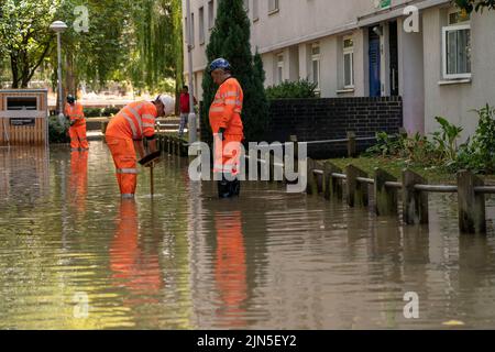 Eine berstende Wasserleitung verursachte eine Überschwemmung im Jahr 4ft in der Hornsey Road, im Finsbury Park im Londoner Stadtteil Islington Stockfoto