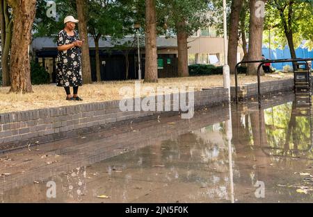 Eine berstende Wasserleitung verursachte eine Überschwemmung im Jahr 4ft in der Hornsey Road, im Finsbury Park im Londoner Stadtteil Islington Stockfoto