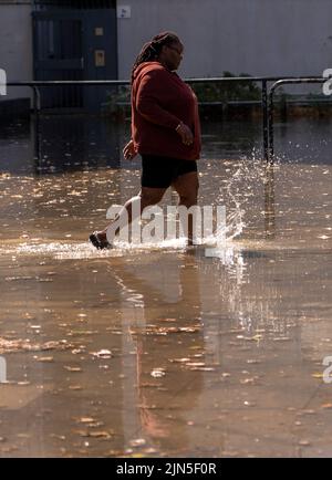 Eine berstende Wasserleitung verursachte eine Überschwemmung im Jahr 4ft in der Hornsey Road, im Finsbury Park im Londoner Stadtteil Islington Stockfoto