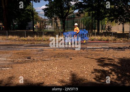 Eine berstende Wasserleitung verursachte eine Überschwemmung im Jahr 4ft in der Hornsey Road, im Finsbury Park im Londoner Stadtteil Islington Stockfoto