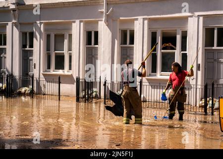 Eine berstende Wasserleitung verursachte eine Überschwemmung im Jahr 4ft in der Hornsey Road, im Finsbury Park im Londoner Stadtteil Islington Stockfoto