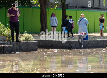 Eine berstende Wasserleitung verursachte eine Überschwemmung im Jahr 4ft in der Hornsey Road, im Finsbury Park im Londoner Stadtteil Islington Stockfoto