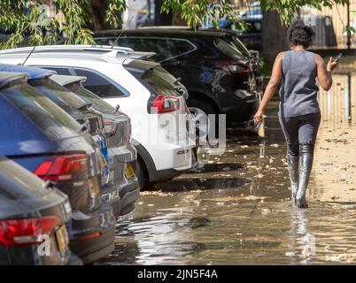 Eine berstende Wasserleitung verursachte eine Überschwemmung im Jahr 4ft in der Hornsey Road, im Finsbury Park im Londoner Stadtteil Islington Stockfoto