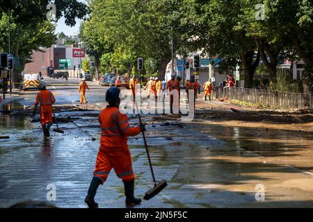 Eine berstende Wasserleitung verursachte eine Überschwemmung im Jahr 4ft in der Hornsey Road, im Finsbury Park im Londoner Stadtteil Islington Stockfoto