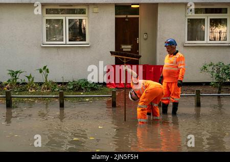 Eine berstende Wasserleitung verursachte eine Überschwemmung im Jahr 4ft in der Hornsey Road, im Finsbury Park im Londoner Stadtteil Islington Stockfoto