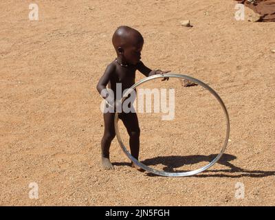 Die Himba sind ein indigenes Volk mit einer geschätzten Bevölkerung von etwa 50.000 Menschen, die im nördlichen Namibia leben. Stockfoto