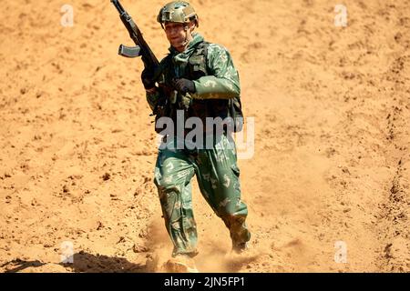 Soldiers Spiel auf militärischem Trainingsgelände, Kampflager. Aktion. Operation Trainer, der die Militärsoldaten im Bootcamp trainiert Stockfoto