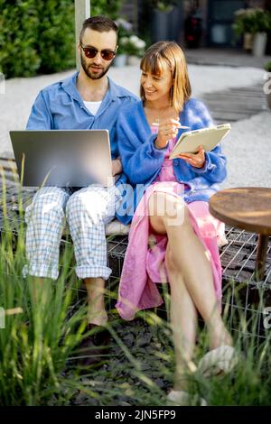 Paar arbeiten im Garten an Gadgets Stockfoto