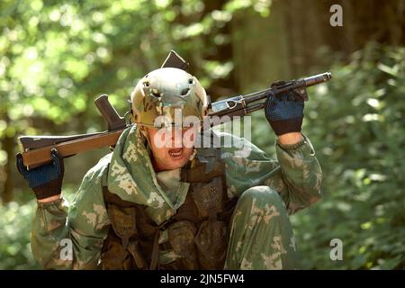 Soldiers Spiel auf militärischem Trainingsgelände, Kampflager. Aktion. Operation Trainer, der die Militärsoldaten im Bootcamp trainiert Stockfoto