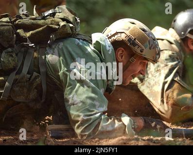 Soldiers Spiel auf militärischem Trainingsgelände Schlachtlager. Aktion. Operation Trainer, der die Militärsoldaten im Bootcamp trainiert Stockfoto