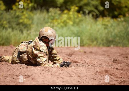 Soldiers Spiel auf militärischem Trainingsgelände Schlachtlager. Aktion. Operation Trainer, der die Militärsoldaten im Bootcamp trainiert Stockfoto