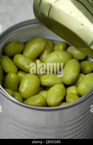 Offene Dose mit konservierten Edamamabohnen isoliert auf weißem Hintergrund Stockfoto