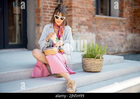 Frau hat eine Kaffeepause bei der Arbeit im Freien Stockfoto
