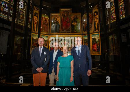 Gent, Belgien, 09. August 2022. Guy van Wassenhove, Kurator des Fonds Baillet Latour, Ludo Collin, Architektin Mieke Blancke (Architektenbüro Bressers) und der flämische Minister für Finanzen, Haushalt und Wohnungswesen Matthias Diependaele während einer Pressekonferenz über die dritte und letzte Phase der Restaurierung des Altaraufbaus „Het Lam Gods“ (die Anbetung des mystischen Lammes) Von Hubert und Jan van Eyck, in der Sint-Baafs-Kathedrale (St. Bavo-Kathedrale) in Gent, Dienstag, 09. August 2022. BELGA FOTO JAMES ARTHUR GEKIERE Stockfoto