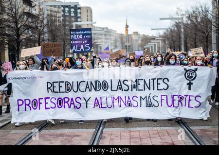 Hunderte von Frauen versammeln sich in den Straßen von Zaragoza, um den 8. März, den Internationalen Frauentag, Spanien, zu feiern Stockfoto