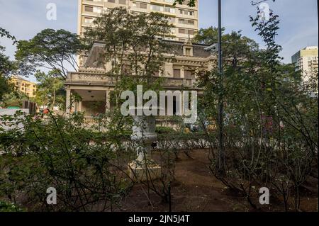 Eine villa im französischen Stil, umgeben von viel Grün unter dem Sonnenlicht in Sao Paulo, Brasilien Stockfoto