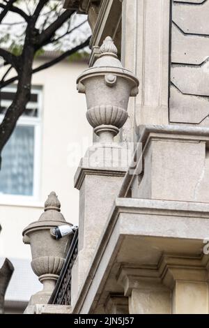 Eine vertikale Aufnahme von gravierten Wänden eines Herrenhauses im französischen Stil, umgeben von Bäumen in der Paulista Avenue, Sao Paulo, Brasilien Stockfoto