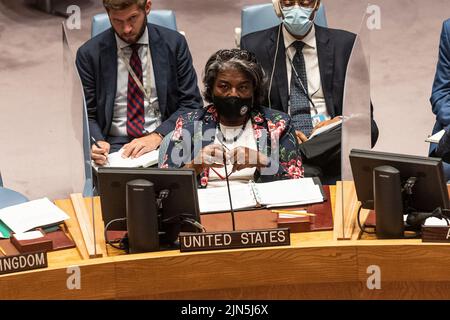 New York, Usa. 08. August 2022. Linda Thomas-Greefield, Ständige Vertreterin der USA bei den Vereinten Nationen, nimmt an der Sitzung des Sicherheitsrats zur Lage im Nahen Osten Teil, einschließlich der palästinensischen Frage im UN-Hauptquartier (Foto: Lev Radin/Pacific Press) Quelle: Pacific Press Media Production Corp./Alamy Live News Stockfoto