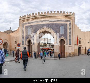 Die Menschen gehen am Blauen Tor in der alten Medina von Fez vorbei Stockfoto