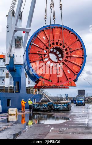 Riesige Rollen werden auf einen Tanker im Hafen geladen Stockfoto