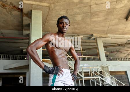 Ein hübscher afro-amerikanischer Sportler, der nach dem Training auf