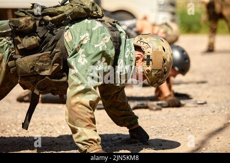 Soldiers Spiel auf militärischem Trainingsgelände Schlachtlager. Aktion. Operation Trainer, der die Militärsoldaten im Bootcamp trainiert Stockfoto