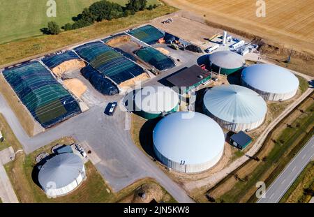 Darchau, Deutschland. 09. August 2022. Nach Angaben des Herstellers die erste kompakte Bio-LNG-Anlage auf dem Gelände der Agrarvereinigung Darchau. (Luftaufnahme mit einer Drohne) die Anlage wird zukünftig in der Lage sein, heimische grüne Brennstoffe für den Schwerlast- und Busverkehr zu liefern. Die Anlage soll jährlich etwa 1,3 Millionen Liter fossilen Diesel ersetzen und bis zu 7.000 Tonnen CO2 einsparen. Quelle: Jens Büttner/dpa/Alamy Live News Stockfoto