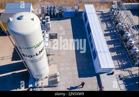 Darchau, Deutschland. 09. August 2022. Nach Angaben des Herstellers die erste kompakte Bio-LNG-Anlage auf dem Gelände der Agrarvereinigung Darchau (Luftaufnahme mit Drohne). In Zukunft wird die Anlage in der Lage sein, im Inland produzierten grünen Kraftstoff für den schweren Lkw- und Busverkehr zu liefern. Die Anlage soll jährlich etwa 1,3 Millionen Liter fossilen Diesel ersetzen und bis zu 7.000 Tonnen CO2 einsparen. Quelle: Jens Büttner/dpa/Alamy Live News Stockfoto