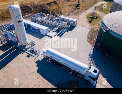 Darchau, Deutschland. 09. August 2022. Nach Angaben des Herstellers die erste kompakte Bio-LNG-Anlage auf dem Gelände der Agrarvereinigung Darchau (Luftaufnahme mit Drohne). In Zukunft wird die Anlage in der Lage sein, im Inland produzierten grünen Kraftstoff für den schweren Lkw- und Busverkehr zu liefern. Die Anlage soll jährlich etwa 1,3 Millionen Liter fossilen Diesel ersetzen und bis zu 7.000 Tonnen CO2 einsparen. Quelle: Jens Büttner/dpa/Alamy Live News Stockfoto