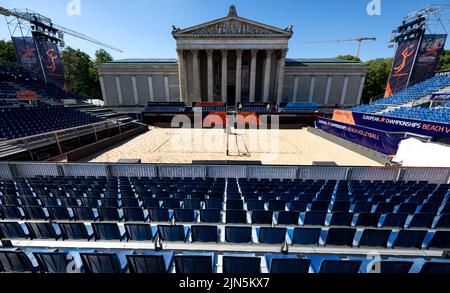 München, Deutschland. 09. August 2022. Die Sportanlagen für die Beachvolleyball-Wettbewerbe sind auf dem Königsplatz eingerichtet. Die Europameisterschaft München 2022 findet vom 11. Bis 21. August 2022 in München statt. Die Athleten werden bei insgesamt neun Europameisterschaften um Medaillen kämpfen. Quelle: Sven Hoppe/dpa/Alamy Live News Stockfoto