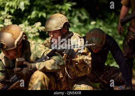 Soldiers Spiel auf militärischem Trainingsgelände Schlachtlager. Aktion. Operation Trainer, der die Militärsoldaten im Bootcamp trainiert Stockfoto