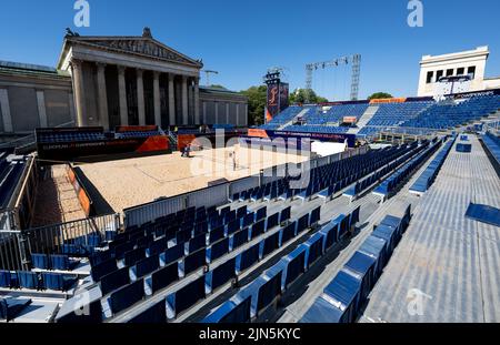 München, Deutschland. 09. August 2022. Die Sportanlagen für die Beachvolleyball-Wettbewerbe sind auf dem Königsplatz eingerichtet. Die Europameisterschaft München 2022 findet vom 11. Bis 21. August 2022 in München statt. Die Athleten werden bei insgesamt neun Europameisterschaften um Medaillen kämpfen. Quelle: Sven Hoppe/dpa/Alamy Live News Stockfoto