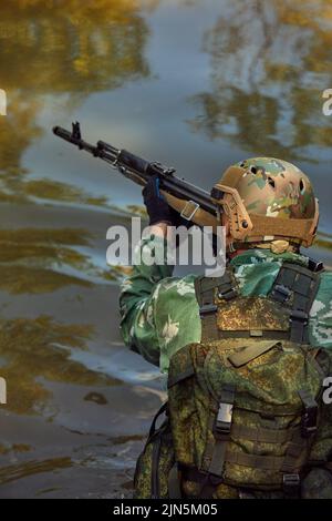 Soldiers Spiel auf militärischem Trainingsgelände Schlachtlager. Aktion. Operation Trainer, der die Militärsoldaten im Bootcamp trainiert Stockfoto