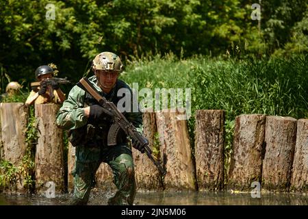 Soldiers Spiel auf militärischem Trainingsgelände Schlachtlager. Aktion. Operation Trainer, der die Militärsoldaten im Bootcamp trainiert Stockfoto