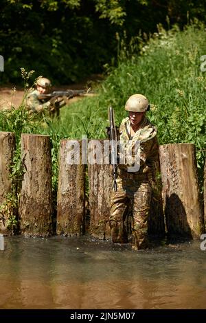 Soldiers Spiel auf militärischem Trainingsgelände Schlachtlager. Aktion. Operation Trainer, der die Militärsoldaten im Bootcamp trainiert Stockfoto