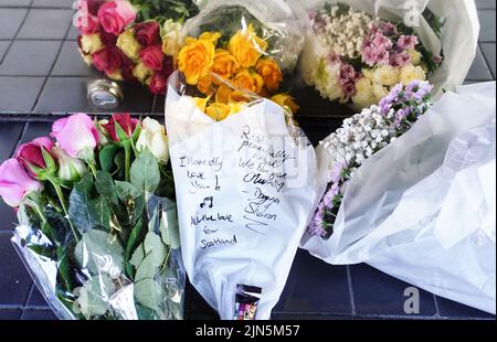 Blumengebete an Olivia Newton-John, der im Alter von 73 Jahren starb, werden vor dem Dominion Theatre in London zurückgelassen. Bilddatum: Dienstag, 9. August 2022. Stockfoto