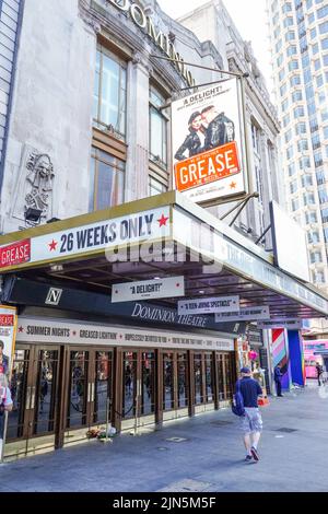 Blumengebete an Olivia Newton-John, der im Alter von 73 Jahren starb, werden vor dem Dominion Theatre in London zurückgelassen. Bilddatum: Dienstag, 9. August 2022. Stockfoto