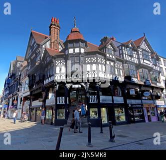 Gebäude und Reihen mit Holzrahmen, Eastgate Row South - Bridge Street Row East, Chester, Cheshire, England, UK, CH1 1LT Stockfoto