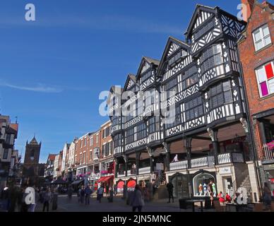 Haupteingang mit Reihen, Einkaufszentrum Grosvenor, Bridge Street, Chester, Cheshire, England, UK, CH1 1NW Stockfoto