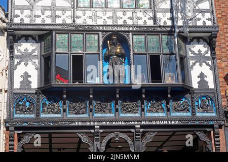 Gebäudeteile aus der Chester Art Gallery 1889, Bridge St - to God My King My Country, Bridge Street, Chester, Cheshire, England, UK, CH1 1NQ Stockfoto