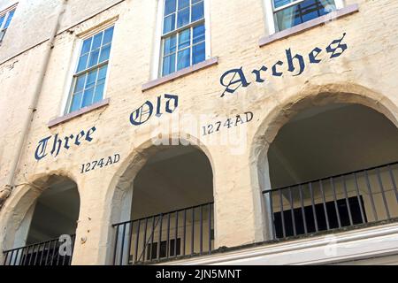 Three Old Arches, ein Gebäude in 48 Bridge Street, Chester, Cheshire, England, Großbritannien, CH1 1NQ - die früheste Ladenfront, die noch in England überlebt Stockfoto