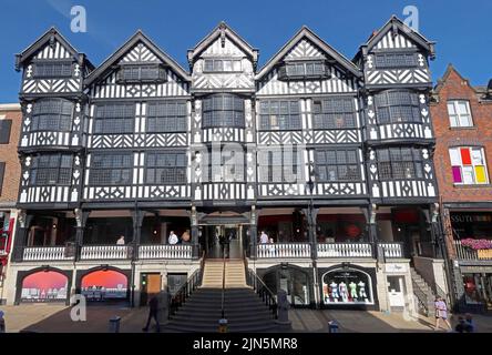 Haupteingang mit Reihen, Einkaufszentrum Grosvenor, Bridge Street, Chester, Cheshire, England, UK, CH1 1NW Stockfoto