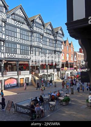 Haupteingang mit Reihen, Einkaufszentrum Grosvenor, Bridge Street, Chester, Cheshire, England, UK, CH1 1NW Stockfoto