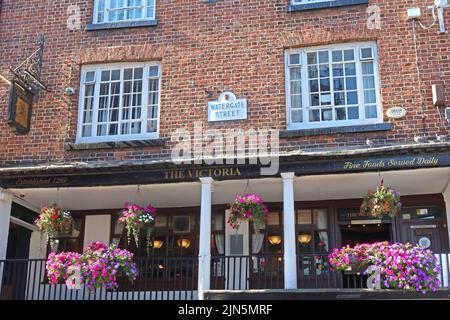 Das historische Victoria Pub aus dem 13. Jahrhundert 1269, in den Reihen, 2 Watergate Street, Chester, Cheshire, ENGLAND, GROSSBRITANNIEN, CH1 2LD Stockfoto