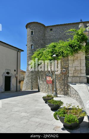 Blick auf die mittelalterliche Burg von Zungoli, eines der schönsten Dörfer Italiens. Stockfoto