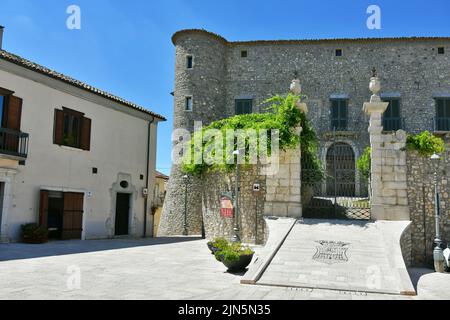 Blick auf die mittelalterliche Burg von Zungoli, eines der schönsten Dörfer Italiens. Stockfoto